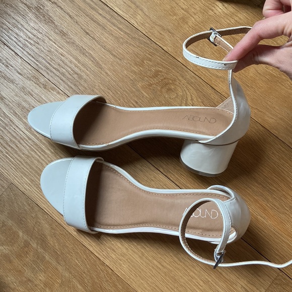 NWOT Nordstrom Abound Low Chunky Heel w Skinny Ankle Straps White Heels - Picture 1 of 7